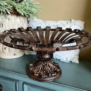LIKE NEW BEAUTIFUL METAL HOME DECOR